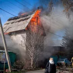 Появились кадры тушения крупного пожара в частном доме в Барнауле. Фото