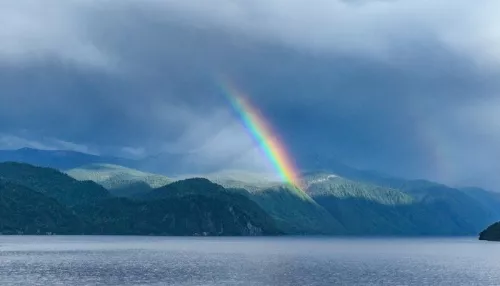 В Алтайском заповеднике засняли радугу над гольцами Корбу. Фото