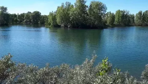 Плыл на надувном матрасе: молодой мужчина утонул в озере в Алтайском крае
