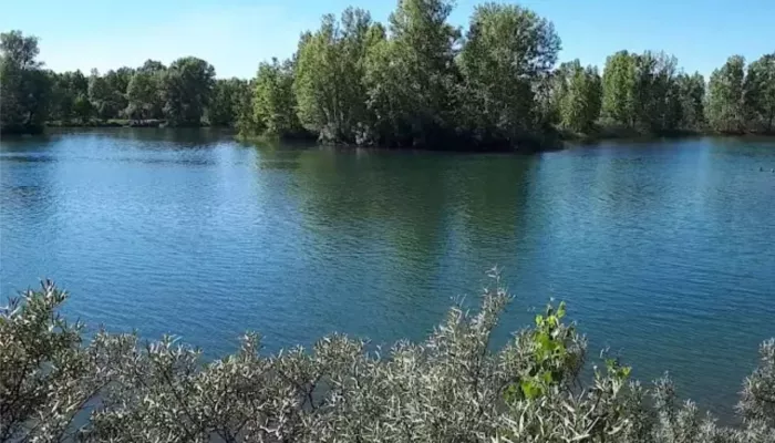Плыл на надувном матрасе: молодой мужчина утонул в озере в Алтайском крае