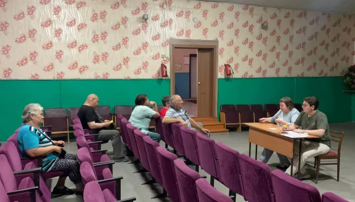 Комары, дороги, интернет: жители Кулундинского района поведали социалистам о заботах