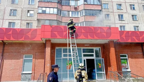 Причиной пожара на крыше магазина Магнит в Барнауле стал упавший с балкона окурок